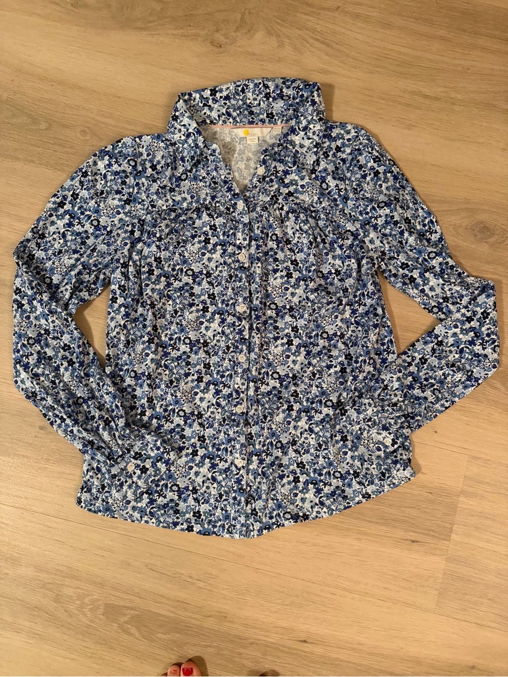 Women’s Boden Blue Floral super soft long sleeve Button-Front Blouse